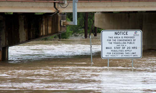 RISING FAST: Floodwater flowing beneath the Vince Lester Bridge. sg-031210-291 RISING FAST: Floodwater flowing beneath the Vince Lester Bridge. sg-031210-291